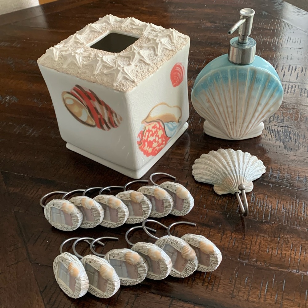 Beach themed bathroom accessories. Mismatched.